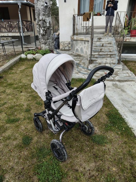 Детска количка Jané Crosswalk – Всички терени (Количката-SUV)
​Продавам изключително маневрена и здрава детска количка Jané Crosswalk. Това е моделът,