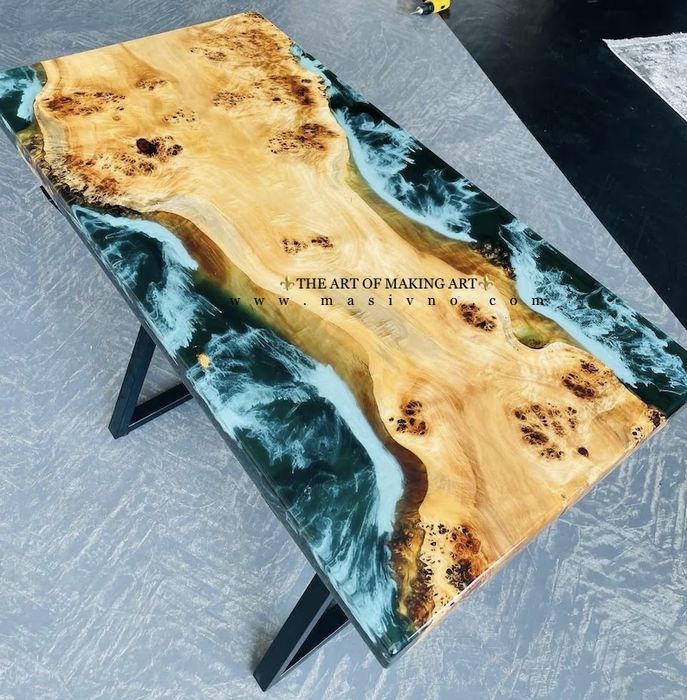 Маса от естествено дърво и епоксидна смола