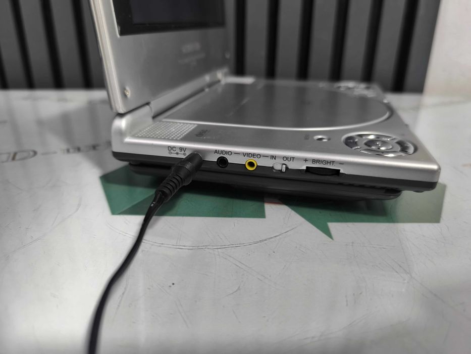 DVD player portabil Audiovox D1705 7 inch LCD CD MP3 baterie RB-03