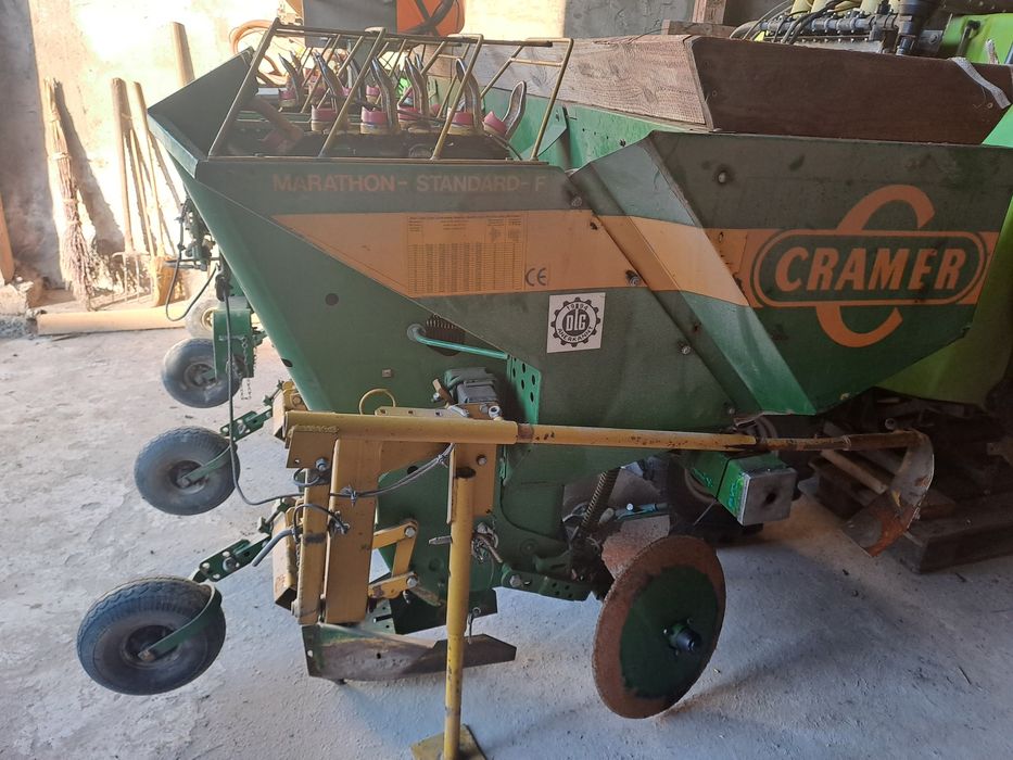 Vand masina de plantat cartofii