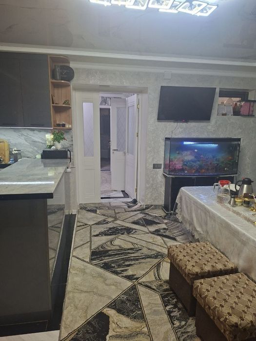 Ангрен шахар 6/4 дахада 2 каватли котеж  сотилади