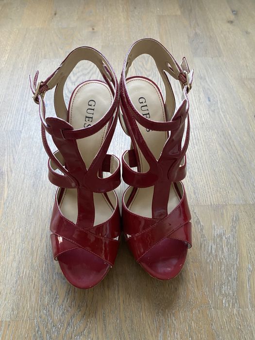 Червени обувки Guess
