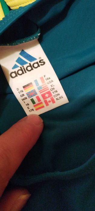 Costum de baie intreg cu spatele decupat, verde si galben de la: Adidas. Nou, cu eticheta!