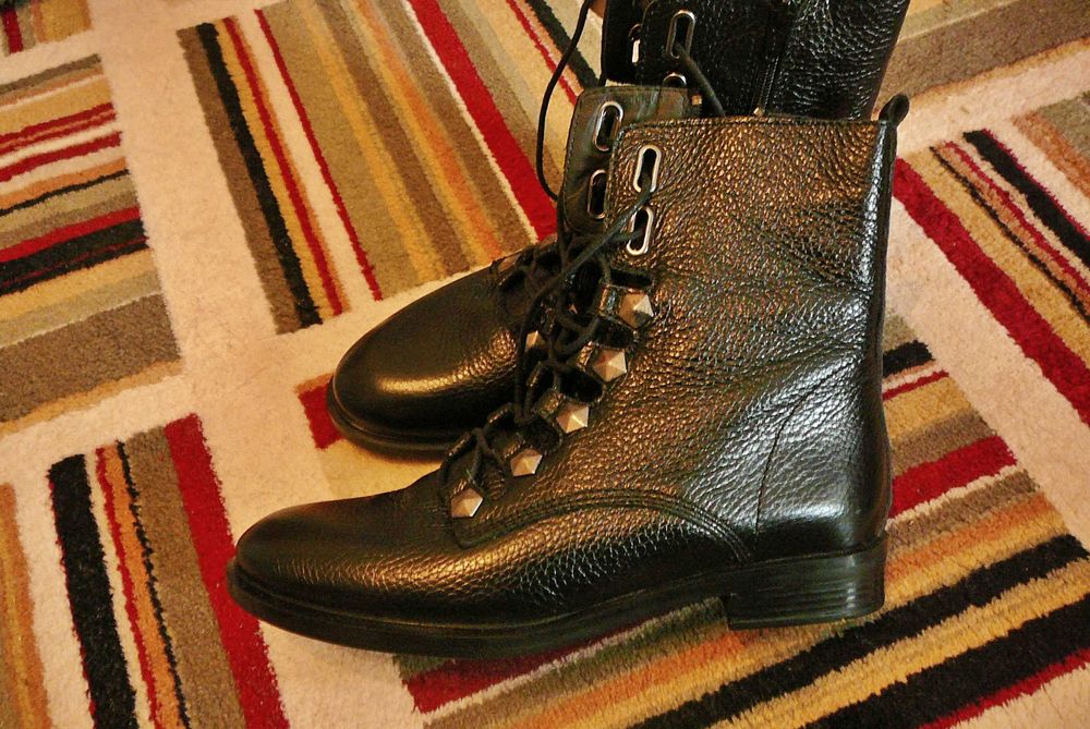 Нови, необувани, дамски боти. Естествена кожа.