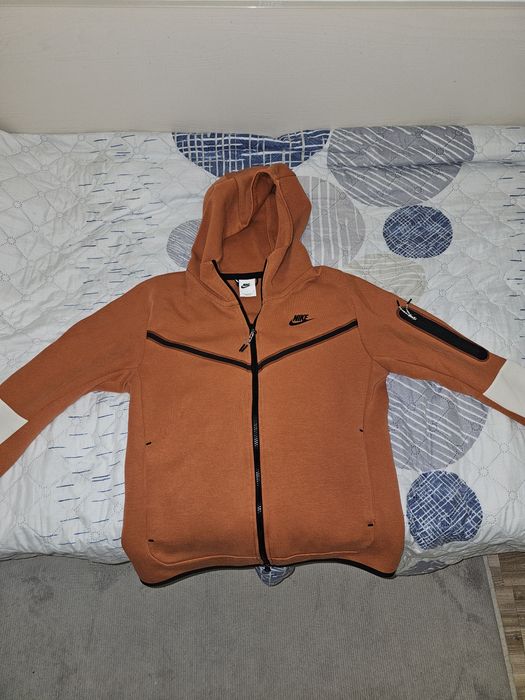 Оригинално! Оранжево горнище Nike tech fleece S размер