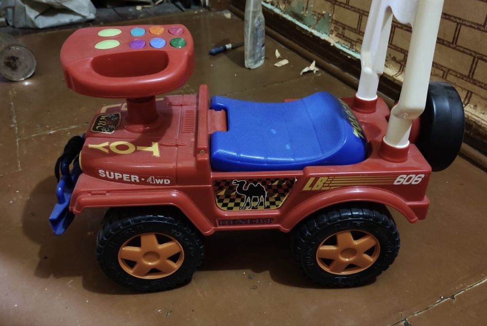 Продам толокар и игрушки