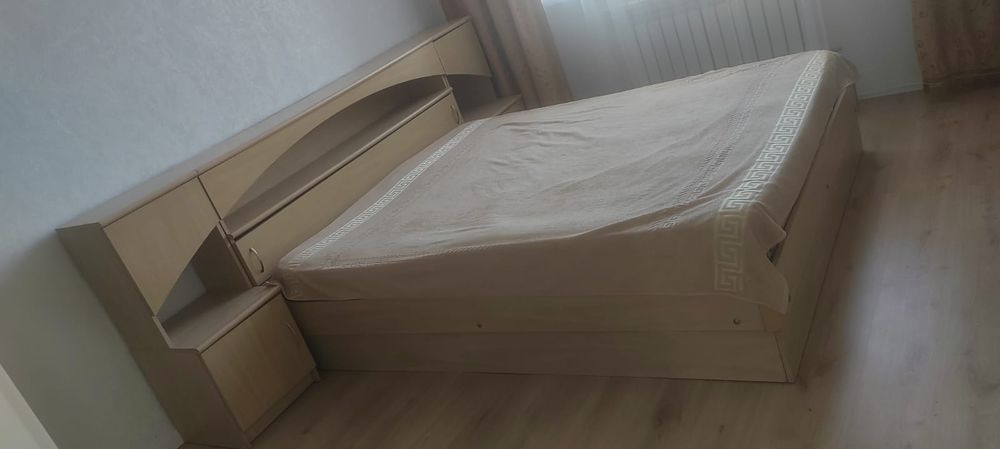 Продам кровать двухспальная   шатура, с двумя тумбами
