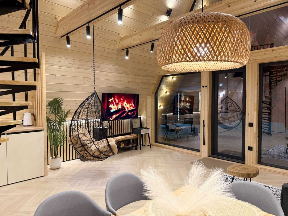 Дом в стиле A-frame (приватная територия)