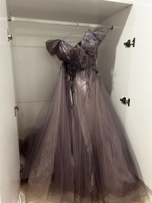 Продавам бална рокля