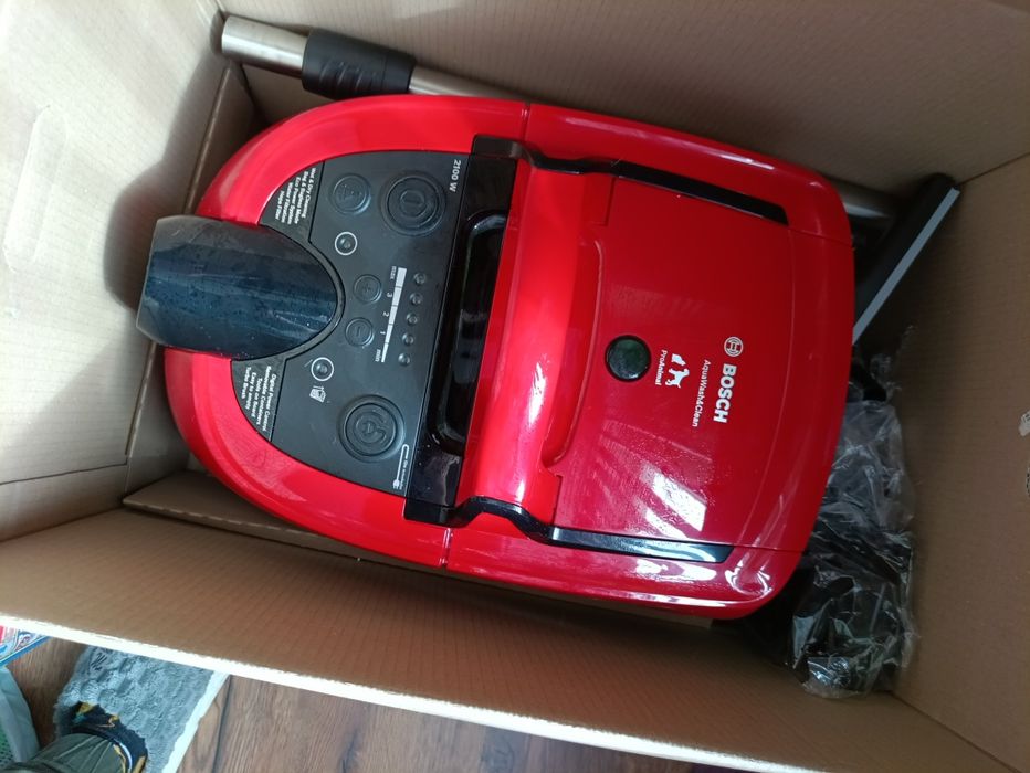 Прахосмукачка Bosch Serie 4 AquaWash&Clean