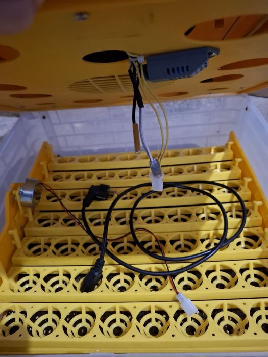 Incubator întoarcere automată