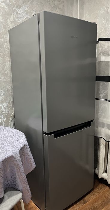 Продам холодильник Indesit
