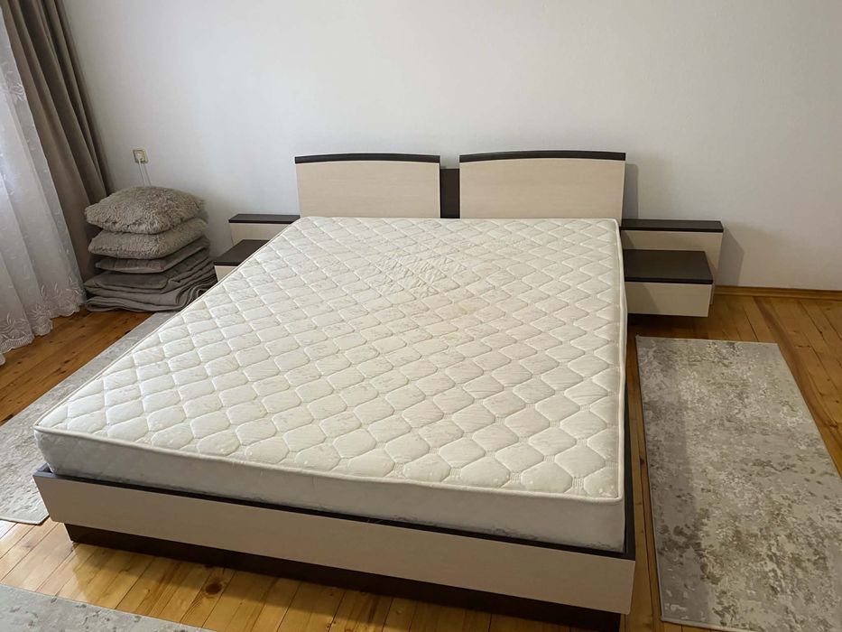 Спалня с нощни шкафчета