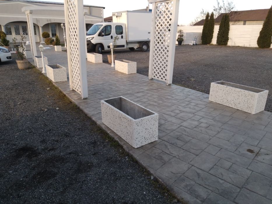 Jardiniere ghiveci  din beton,  mozaic spalat