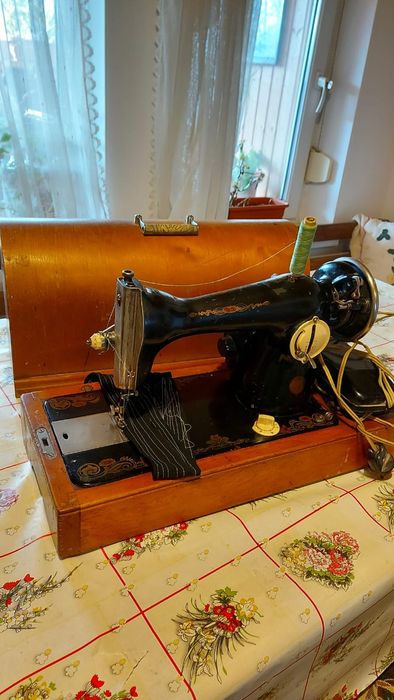 Vand mașina de cusut ruseasca