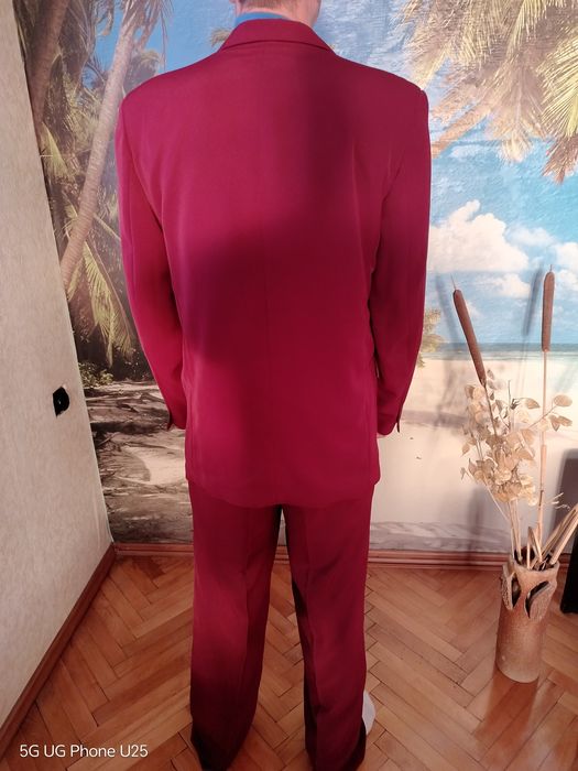 Продавам мъжки костюм