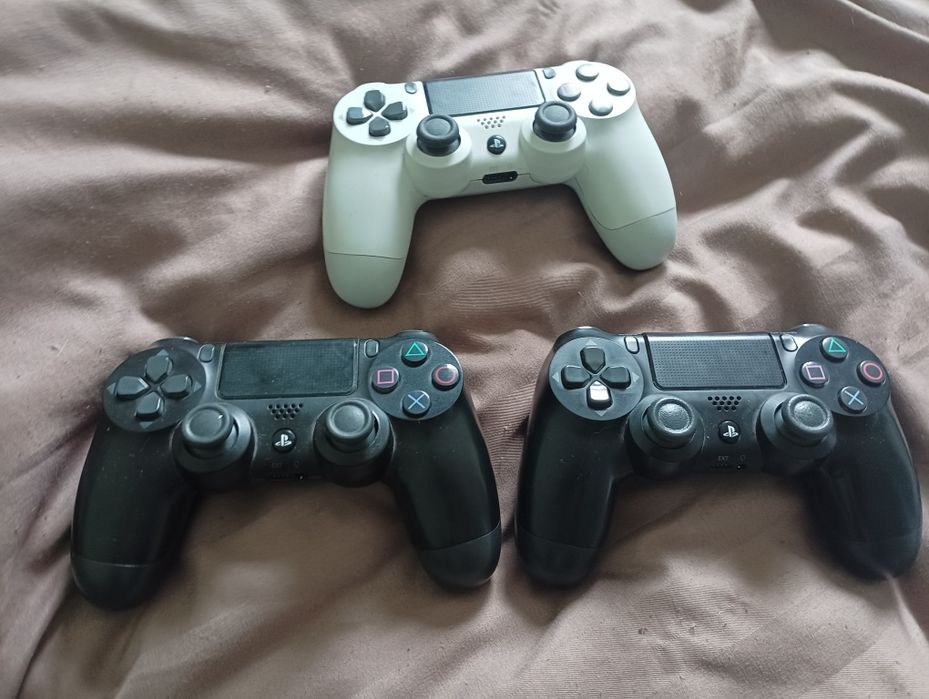 Продам PS4 Slim 1TB в отличном состоянии