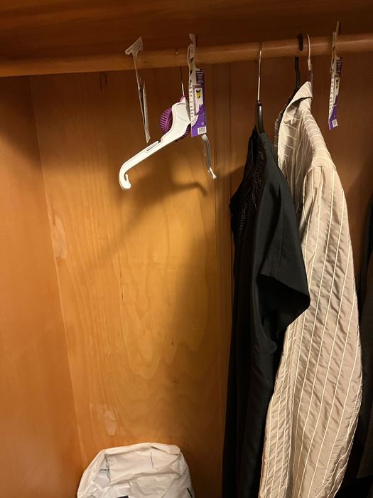 Vand dulap fag cu 3 usi, vechime 3 ani, pret 2900 Ron.demontabil.