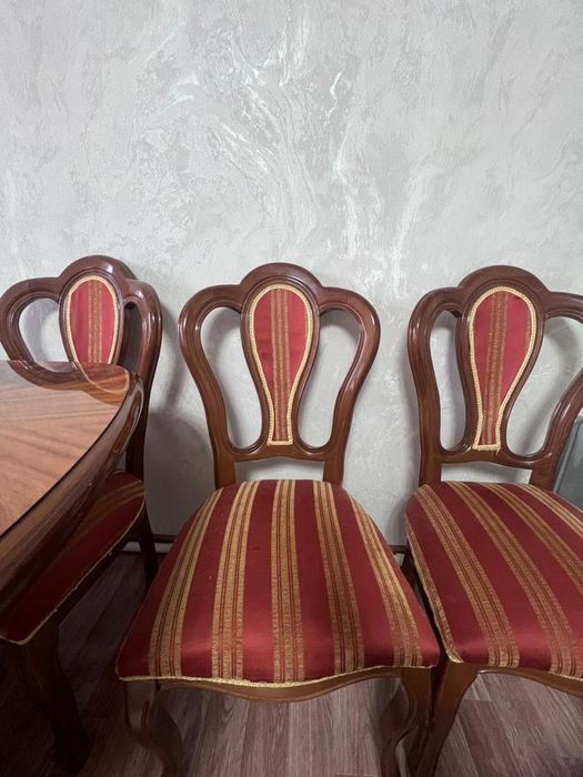 Стол студия в гостиной