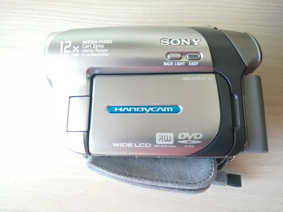 Продава камера  SONY мoдел DCR-DVD203E