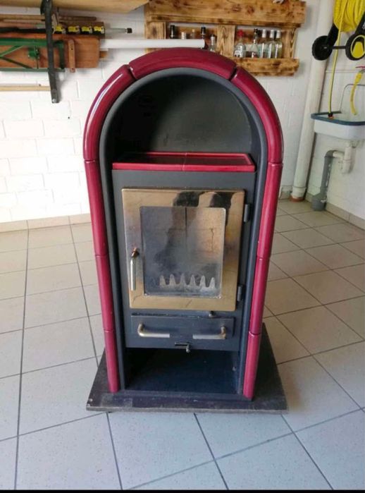 Șemineu / sobă pe lemne cu finisaj ceramic roșu