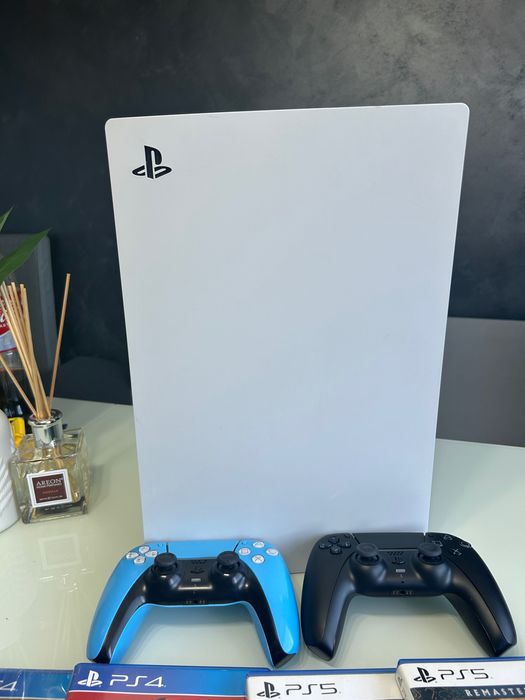 PlayStation 5 , 2 джойстика и подарък 4 игри