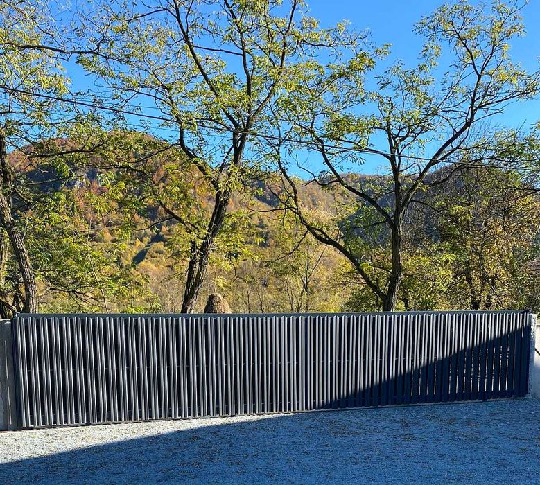 Garduri si porti stil jaluzea, sipca metalica, tabla cutata