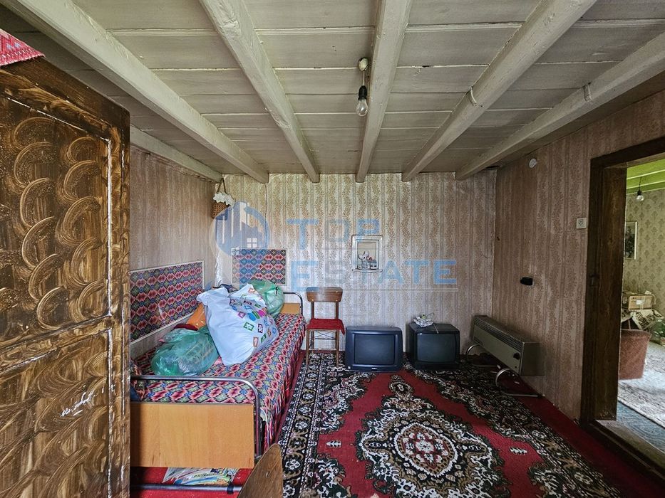 Тухлена здрава къща с кладенец в село Долна Липница