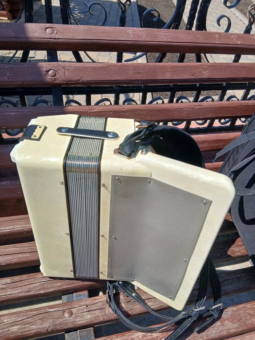 Vând acordeon 80 de basi hohner