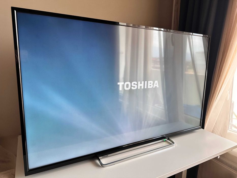 Смарт телевизор Toshiba 49" (2019) - отлично състояние