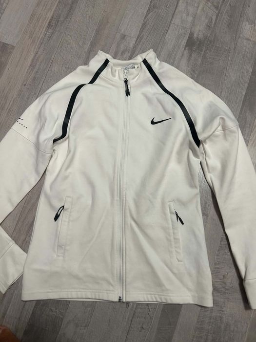 Горнище на Nike.