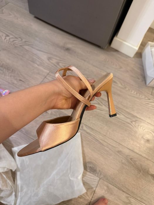 Sandale nude cu toc - mărime 38
