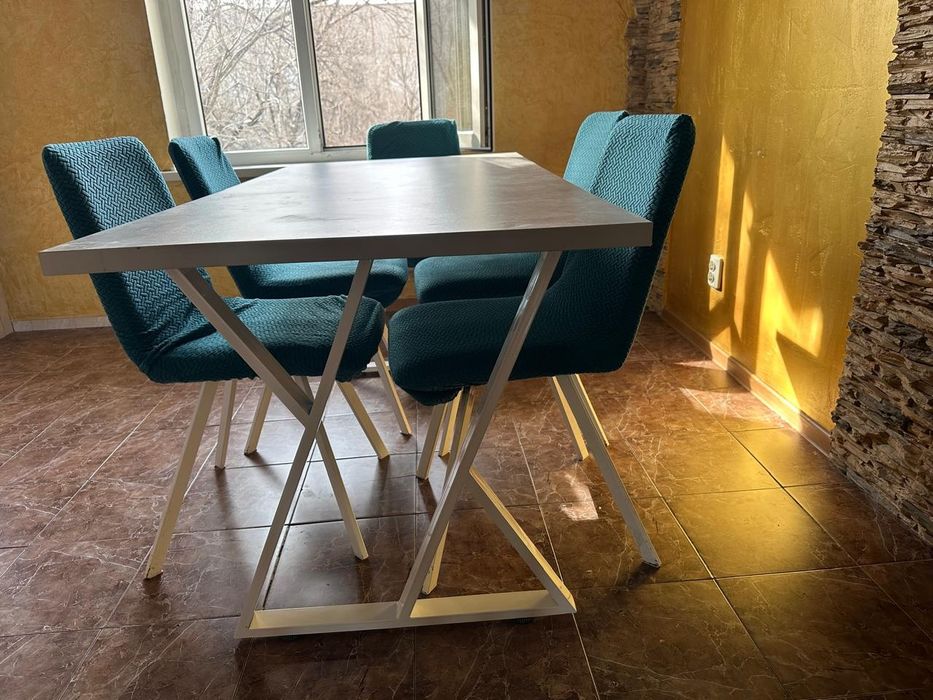 Стол кухонный и стулья