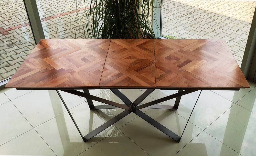 Трапезна маса с плот от дъб и метална основа