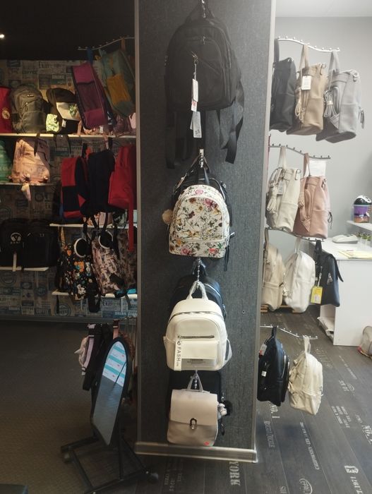 Дрехи на едро ,оборудване за магазин