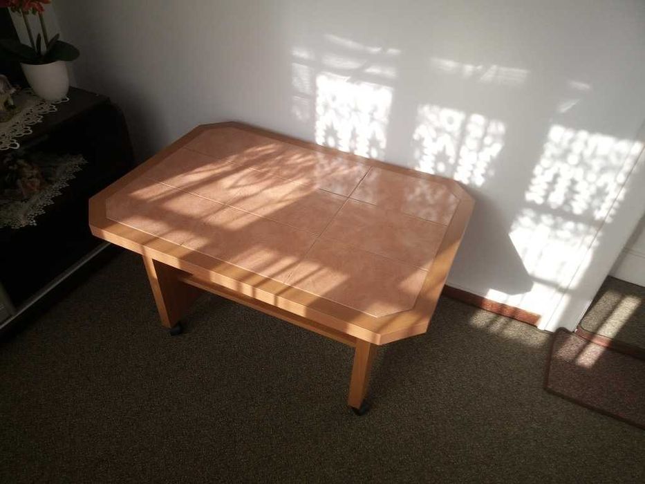 Măsuță de cafea practică, cu blat ceramic și rotile -Stare foarte bună