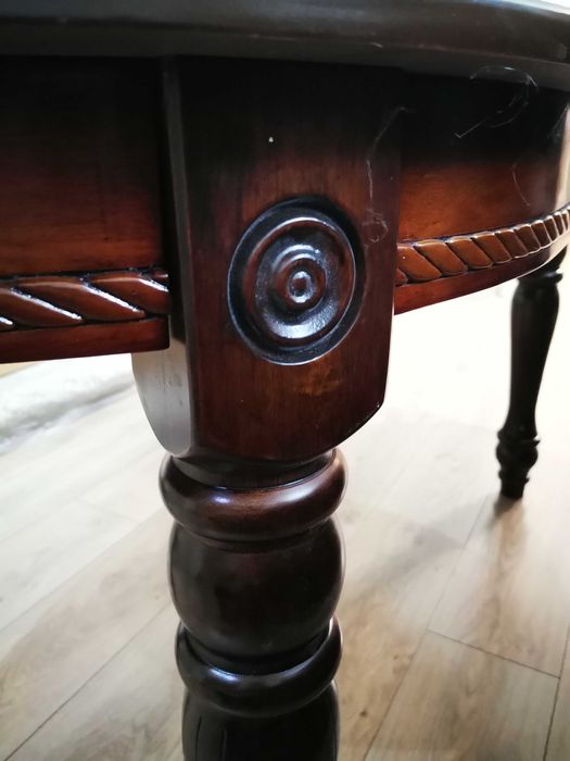 Продается Стол и стулья