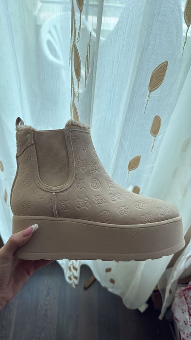 Бежови боти Guess
