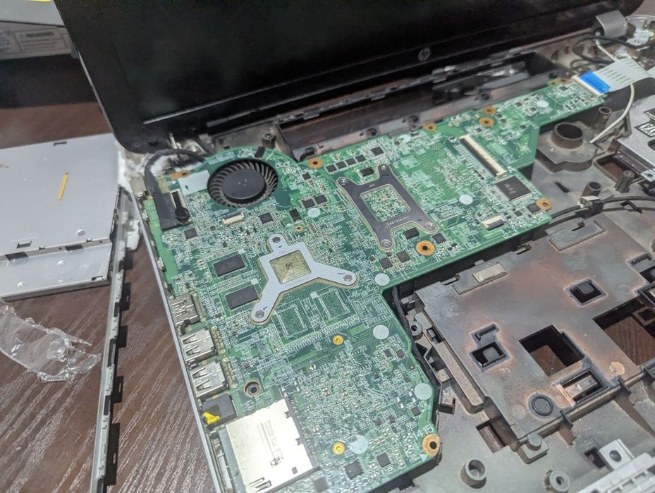 HP Pavilion 17e And A10 + видеокарта на 1gb