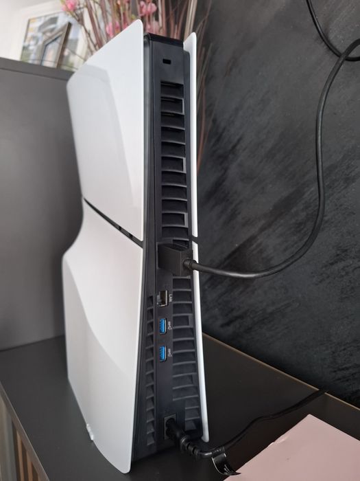 Playstation 5 slim 1tb disk version + FC 24 bonus