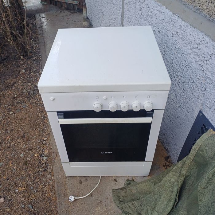 Продам газ плиту бош