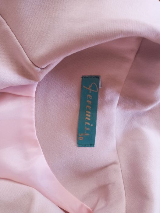 Ayollarga klassik kostyum