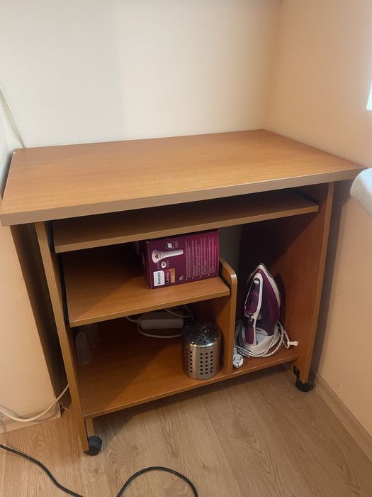 Компактно бюро за компютър.