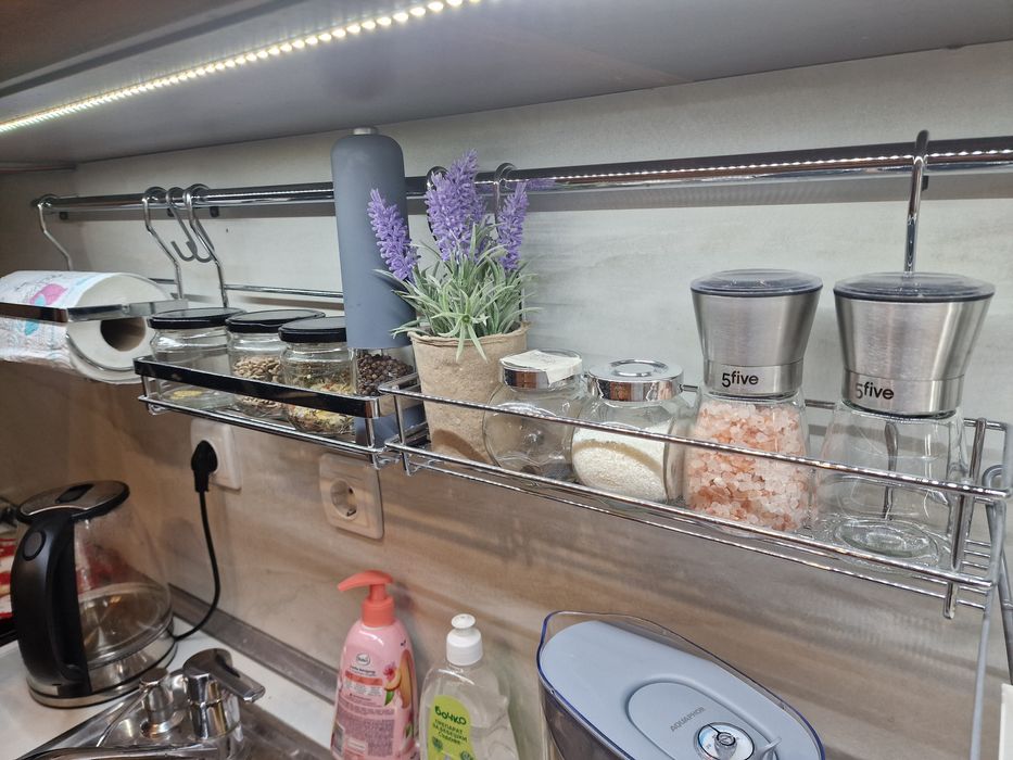 Поставки за подправки и кухненска хартия