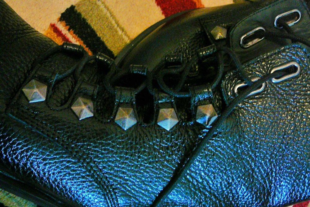 Нови, необувани, дамски боти. Естествена кожа.