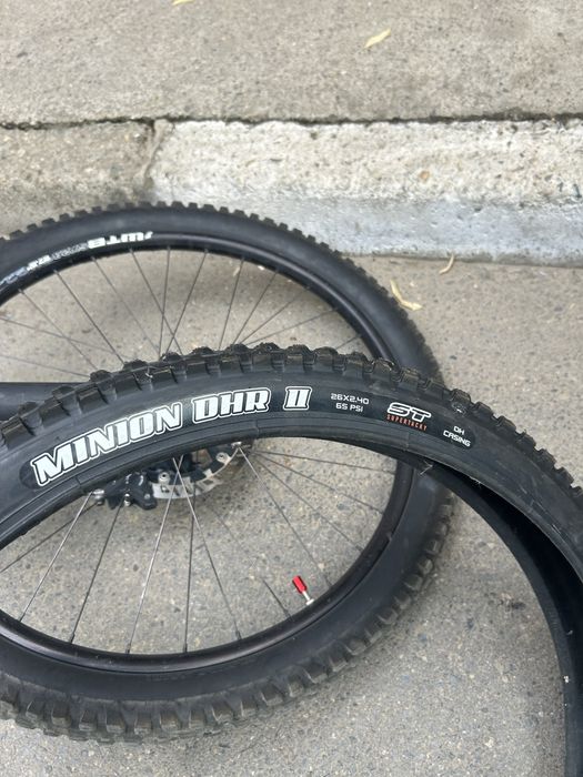 Продават се две гуми