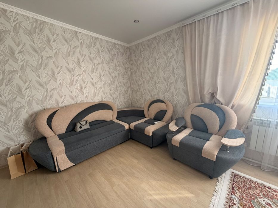 Продам диван с креслами.