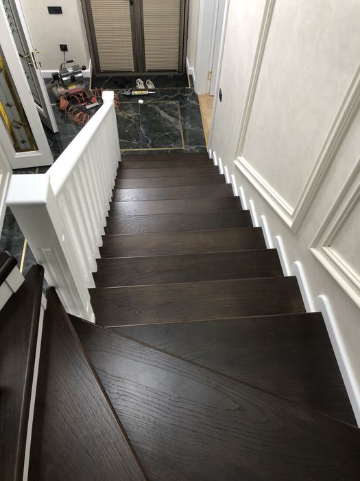 Eshik, zina va plyuntslarni ustanovka qilamiz