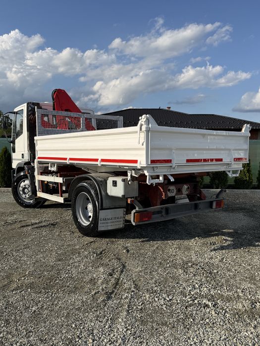 Camion basculabil cu macara