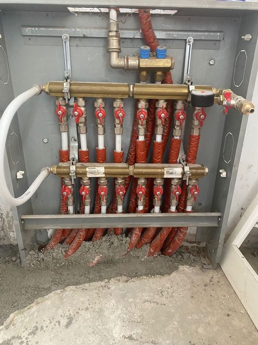 Persoana fizică  vând apartament 4 camere decomandat